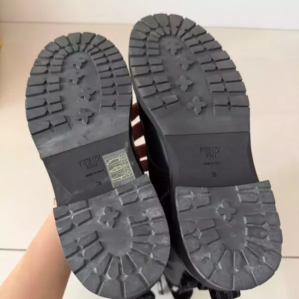 Fendi壓花側拉鍊牛皮靴子 Fendi精品鞋 包包 壓花側拉鍊牛皮靴子 老花法棍包 水桶包 大法棍、精品包、名牌包、精品包推薦、精品二手包、經典款