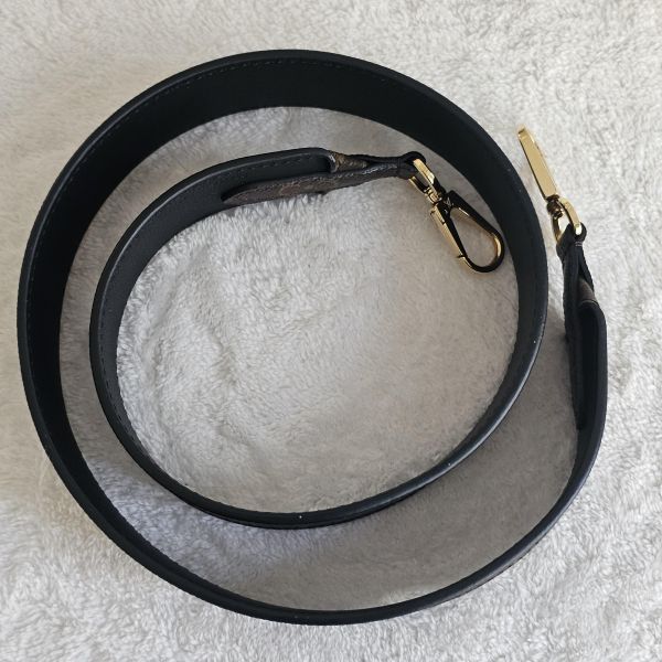 LV 老花寬版斜背帶 LV包包 老花寬版斜背帶 迷你水桶nano noe Trainer牛仔藍運動鞋 ivy woc 白金wave鏈包 老花 keepall50黑武士 蒙田 montsouris bb 圓餅包 水桶包、精品包、名牌包、精品包推薦、精品二手包、經典款