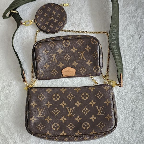 LV 綠背帶麻將包 Louis Vuitton LV 路易威登精品包租借 出租,LV老花 麻將包 LV達芙妮 LV後背包 LV迷你後背 LV圓餅包 租借價錢與款式整理,婚禮包包租借,拍照攝影道具精品包,商務派對名牌包 哪裡租