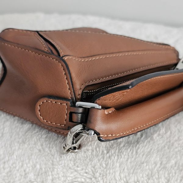 Loewe puzzle nano咖色 Loewe 羅意威包包 puzzle nano咖色 羊毛奶茶圍巾 方塊耳環 項鍊可兩用全新 flamenco mini 米白福袋包、精品包、名牌包、精品包推薦、精品二手包、經典款