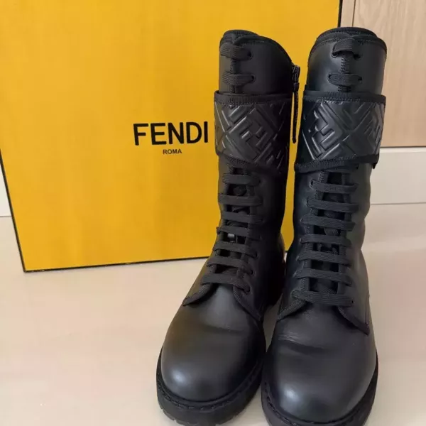 Fendi壓花側拉鍊牛皮靴子 Fendi精品鞋 包包 壓花側拉鍊牛皮靴子 老花法棍包 水桶包 大法棍、精品包、名牌包、精品包推薦、精品二手包、經典款