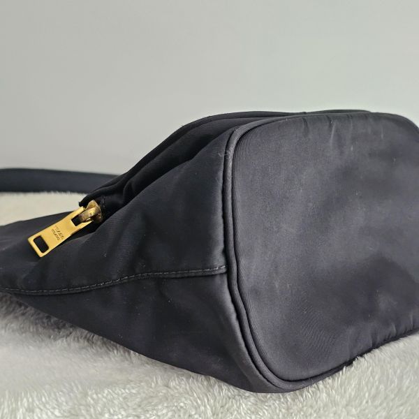 Prada 尼龍兩用水桶包 Prada 精品包租借 出租,Prada尼龍手提包 水桶包 翻蓋降落傘 Prada Hobo租借價錢與款式整理,穿著Prada的惡魔,婚禮包包租借,拍照攝影道具精品包,商務派對名牌包 哪裡租
