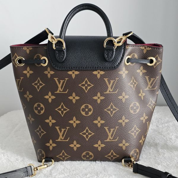 LV montsouris BB黑拼老花 後背包 LV包包 montsouris BB黑拼老花 後背包 M45149圓餅包 neonoe BB水桶包 蒙田手提肩背包 老花寬版斜背帶 迷你水桶nano noe Trainer牛仔藍運動鞋 ivy woc 白金wave鏈包 老花 keepall50黑武士 蒙田 圓餅包 水桶包、精品包、名牌包、精品包推薦、精品二手包、經典款