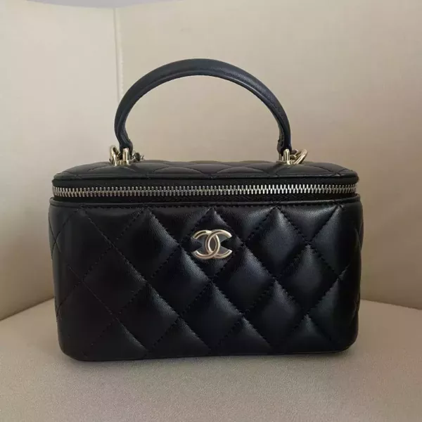 Chanel 黑色羊皮金扣 化妝盒兩用包 Chanel 香奈兒包包 長盒子黑金羊皮 化妝盒 vanity21 藍色荔枝 小香腰包 CF WOC、精品包、名牌包、精品包推薦、精品二手包、經典款
