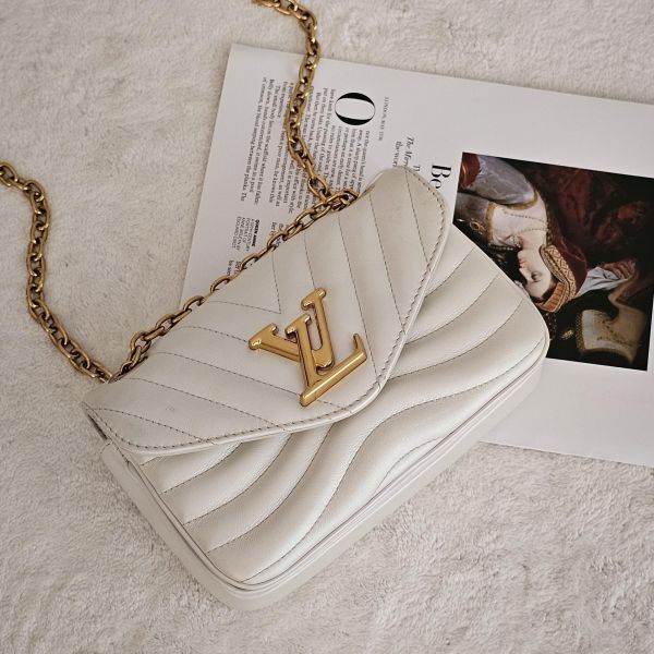 LV 白色金鏈wave 鏈包 LV包包 白金wave鏈包 老花 keepall50黑武士 蒙田 ivy woc 迷你水桶nano montsouris bb 圓餅包 水桶包、精品包、名牌包、精品包推薦、精品二手包、經典款