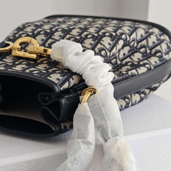 Dior c’est 中號老花水桶 全新 Dior 迪奧包包 c’est 中號老花水桶全新 book tote藍 中號 黛妃包 雙面皮帶全新閒置、精品包、名牌包、精品包推薦、精品二手包、經典款