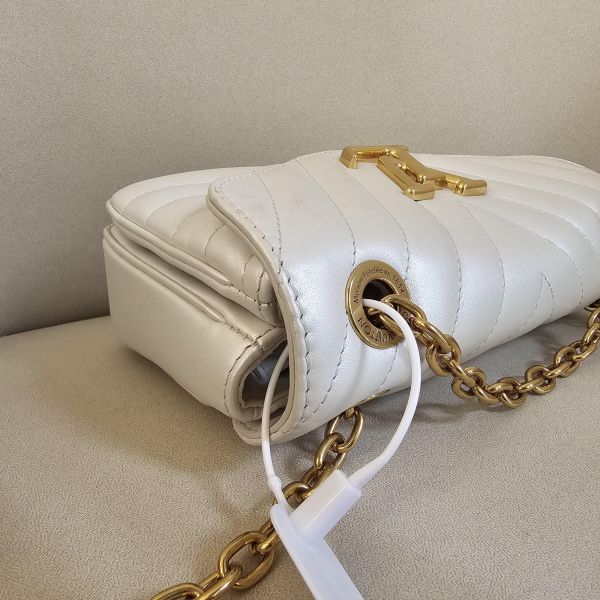 LV 白色金鏈wave 鏈包 LV包包 白金wave鏈包 老花 keepall50黑武士 蒙田 ivy woc 迷你水桶nano montsouris bb 圓餅包 水桶包、精品包、名牌包、精品包推薦、精品二手包、經典款