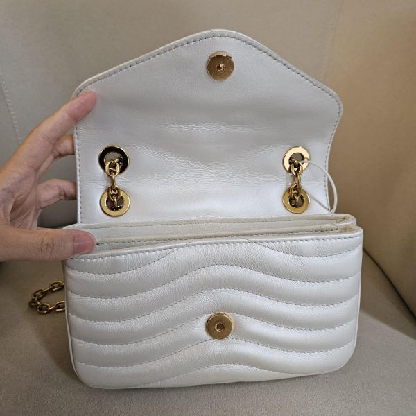 LV 白色金鏈wave 鏈包 LV包包 白金wave鏈包 老花 keepall50黑武士 蒙田 ivy woc 迷你水桶nano montsouris bb 圓餅包 水桶包、精品包、名牌包、精品包推薦、精品二手包、經典款