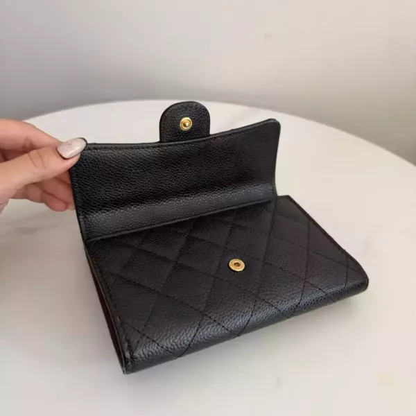 Chanel 黑金荔枝中夾 新版標籤 Chanel 香奈兒包包 小香黑金荔枝中夾 Boy黑金三折短夾 黑金雙c拉鍊卡包 長盒子黑金羊皮 化妝盒 vanity21 藍色荔枝 小香腰包 CF WOC、精品包、名牌包、精品包推薦、精品二手包、經典款