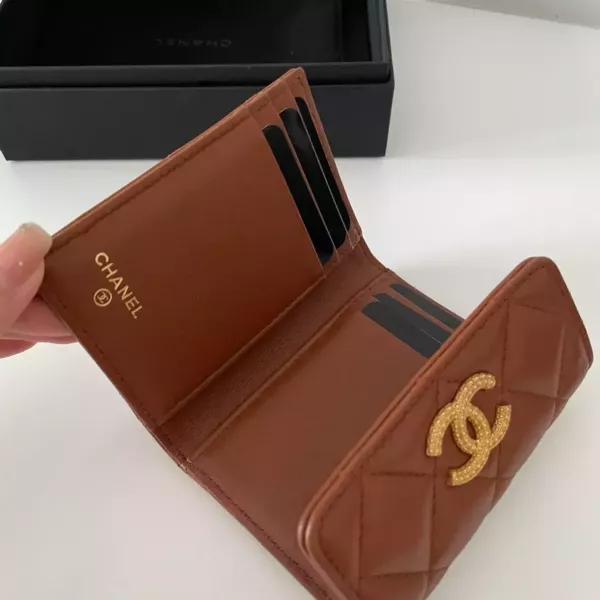 Chanel 咖色金釦三折卡夾 新版標籤 Chanel 香奈兒包包 小香咖色金釦三折卡夾 黑金荔枝中夾 Boy黑金三折短夾 黑金雙c拉鍊卡包 長盒子黑金羊皮 化妝盒 vanity21 藍色荔枝 小香腰包 CF WOC、精品包、名牌包、精品包推薦、精品二手包、經典款