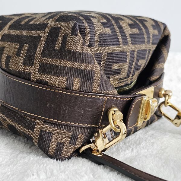 Fendi 老花飯盒包 附背帶 Fendi 芬迪精品包租借 出租,Fendi老花水桶包 Fendi飯盒 Fendi大法棍  租借價錢與款式整理,婚禮包包租借,拍照攝影道具精品包,商務派對名牌包 哪裡租