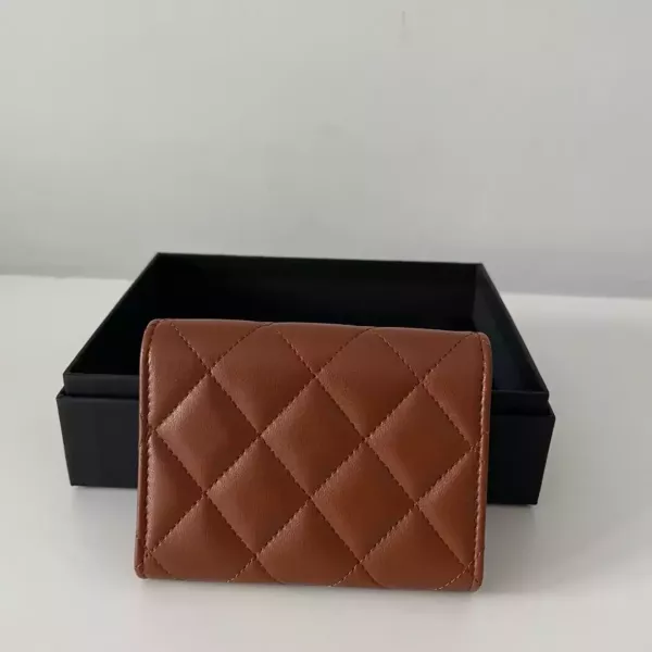 Chanel 咖色金釦三折卡夾 新版標籤 Chanel 香奈兒包包 小香咖色金釦三折卡夾 黑金荔枝中夾 Boy黑金三折短夾 黑金雙c拉鍊卡包 長盒子黑金羊皮 化妝盒 vanity21 藍色荔枝 小香腰包 CF WOC、精品包、名牌包、精品包推薦、精品二手包、經典款