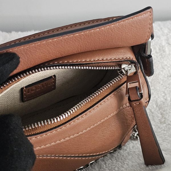 Loewe puzzle nano咖色 Loewe 羅意威包包 puzzle nano咖色 羊毛奶茶圍巾 方塊耳環 項鍊可兩用全新 flamenco mini 米白福袋包、精品包、名牌包、精品包推薦、精品二手包、經典款