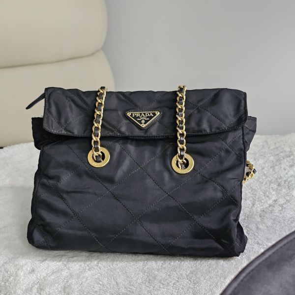 Prada 翻蓋降落傘包 Prada 精品包租借 出租,Prada尼龍手提包 翻蓋降落傘 Prada Hobo租借價錢與款式整理,穿著Prada的惡魔,婚禮包包租借,拍照攝影道具精品包,商務派對名牌包 哪裡租
