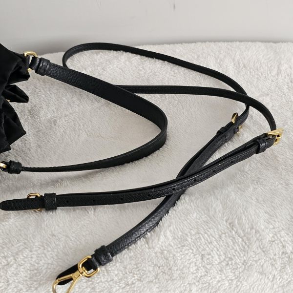 Prada 尼龍兩用水桶包 Prada 精品包租借 出租,Prada尼龍手提包 水桶包 翻蓋降落傘 Prada Hobo租借價錢與款式整理,穿著Prada的惡魔,婚禮包包租借,拍照攝影道具精品包,商務派對名牌包 哪裡租