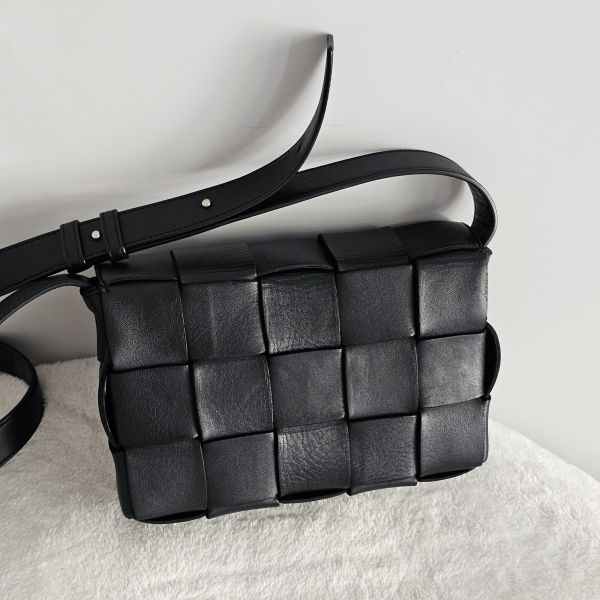 BV cassette 黑色斜背包 Bottega Veneta BV精品包租借 出租,BV編織包 BV扭結包 BV 5格五格包 租借價錢與款式整理,婚禮包包租借,拍照攝影道具精品包,商務派對名牌包 哪裡租