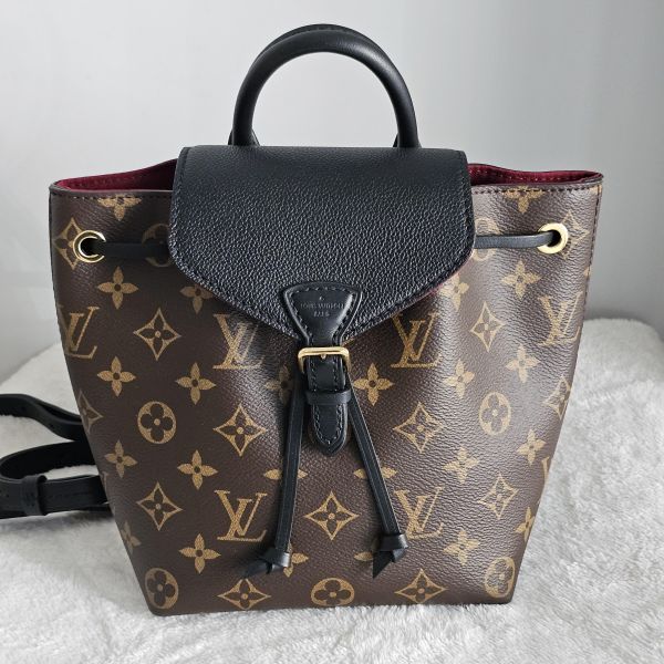 LV montsouris BB黑拼老花 後背包 LV包包 montsouris BB黑拼老花 後背包 M45149圓餅包 neonoe BB水桶包 蒙田手提肩背包 老花寬版斜背帶 迷你水桶nano noe Trainer牛仔藍運動鞋 ivy woc 白金wave鏈包 老花 keepall50黑武士 蒙田 圓餅包 水桶包、精品包、名牌包、精品包推薦、精品二手包、經典款