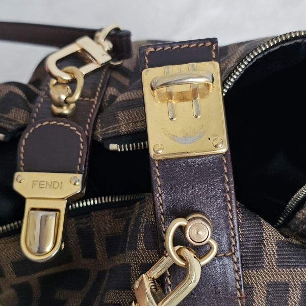 Fendi 老花飯盒包 附背帶 Fendi 芬迪精品包租借 出租,Fendi老花水桶包 Fendi飯盒 Fendi大法棍  租借價錢與款式整理,婚禮包包租借,拍照攝影道具精品包,商務派對名牌包 哪裡租