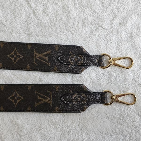 LV 老花寬版斜背帶 LV包包 老花寬版斜背帶 迷你水桶nano noe Trainer牛仔藍運動鞋 ivy woc 白金wave鏈包 老花 keepall50黑武士 蒙田 montsouris bb 圓餅包 水桶包、精品包、名牌包、精品包推薦、精品二手包、經典款
