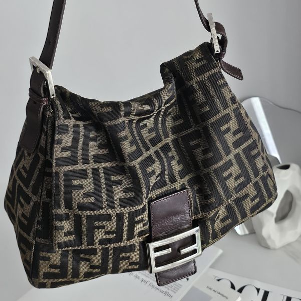 Fendi 大法棍 肩背包 Fendi 芬迪精品包租借 出租,Fendi老花水桶包 Fendi飯盒 Fendi大法棍  租借價錢與款式整理,婚禮包包租借,拍照攝影道具精品包,商務派對名牌包 哪裡租