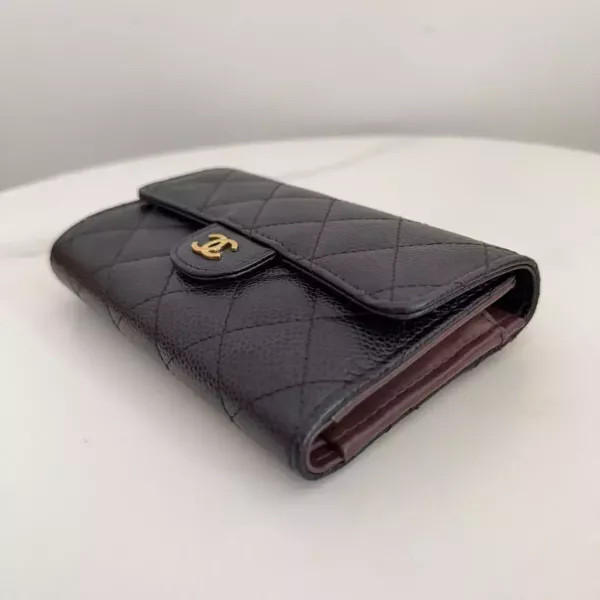 Chanel 黑金荔枝中夾 新版標籤 Chanel 香奈兒包包 小香黑金荔枝中夾 Boy黑金三折短夾 黑金雙c拉鍊卡包 長盒子黑金羊皮 化妝盒 vanity21 藍色荔枝 小香腰包 CF WOC、精品包、名牌包、精品包推薦、精品二手包、經典款
