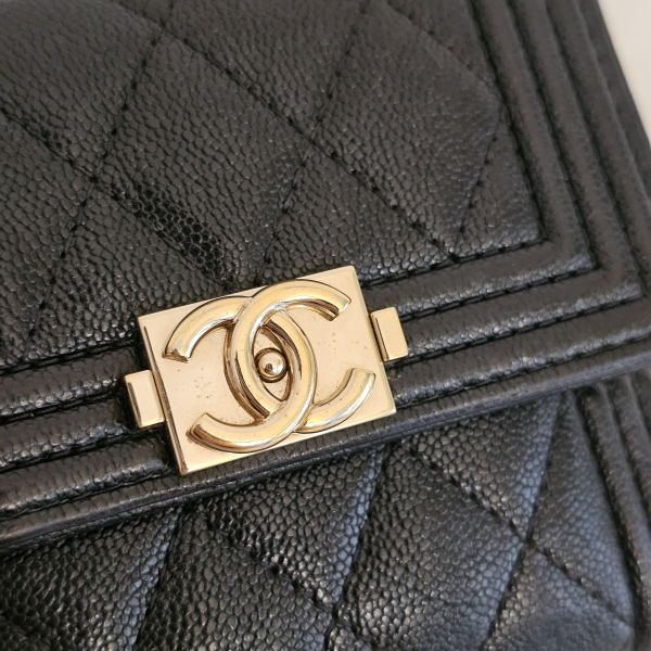 Chanel 黑金Boy三折短夾 Chanel 香奈兒包包 小香Boy黑金三折短夾 黑金雙c拉鍊卡包 長盒子黑金羊皮 化妝盒 vanity21 藍色荔枝 小香腰包 CF WOC、精品包、名牌包、精品包推薦、精品二手包、經典款