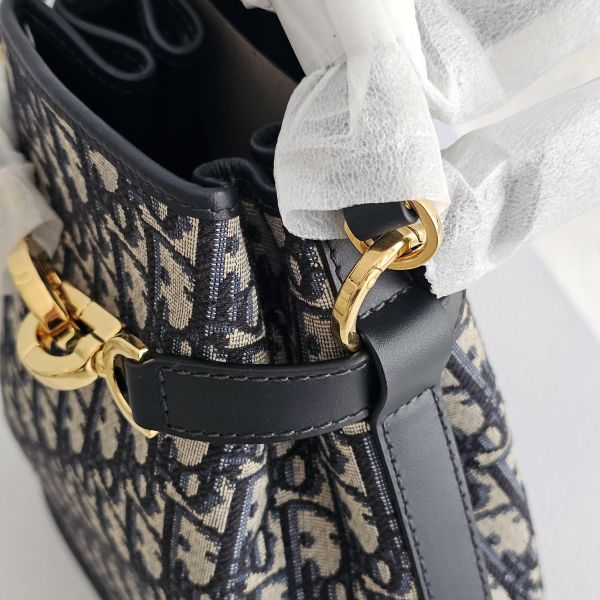 Dior c’est 中號老花水桶 全新 Dior 迪奧包包 c’est 中號老花水桶全新 book tote藍 中號 黛妃包 雙面皮帶全新閒置、精品包、名牌包、精品包推薦、精品二手包、經典款