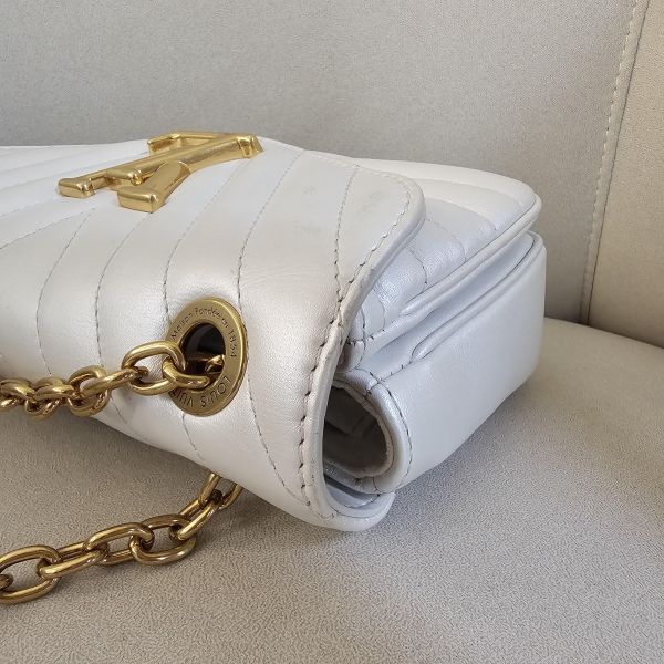 LV 白色金鏈wave 鏈包 LV包包 白金wave鏈包 老花 keepall50黑武士 蒙田 ivy woc 迷你水桶nano montsouris bb 圓餅包 水桶包、精品包、名牌包、精品包推薦、精品二手包、經典款