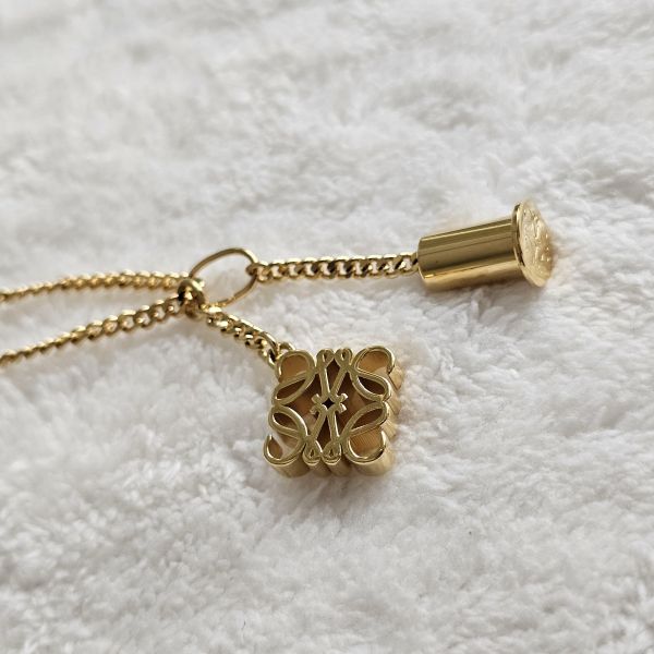 Loewe 項鍊可兩用 全新 Loewe 羅意威包包 項鍊可兩用全新 flamenco mini 米白福袋包、精品包、名牌包、精品包推薦、精品二手包、經典款