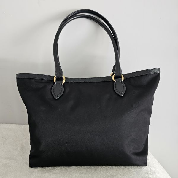 Prada 黑色尼龍托特包 Prada 精品包租借 出租,Prada尼龍手提包 托特包 翻蓋降落傘 Prada Hobo租借價錢與款式整理,穿著Prada的惡魔,婚禮包包租借,拍照攝影道具精品包,商務派對名牌包 哪裡租