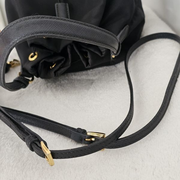 Prada 尼龍兩用水桶包 Prada 精品包租借 出租,Prada尼龍手提包 水桶包 翻蓋降落傘 Prada Hobo租借價錢與款式整理,穿著Prada的惡魔,婚禮包包租借,拍照攝影道具精品包,商務派對名牌包 哪裡租