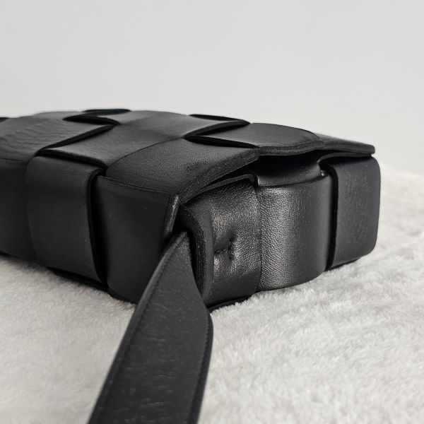 BV cassette 黑色斜背包 Bottega Veneta BV精品包租借 出租,BV編織包 BV扭結包 BV 5格五格包 租借價錢與款式整理,婚禮包包租借,拍照攝影道具精品包,商務派對名牌包 哪裡租
