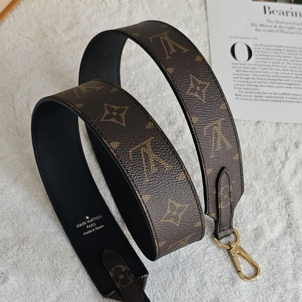 LV 老花寬版斜背帶 LV包包 老花寬版斜背帶 迷你水桶nano noe Trainer牛仔藍運動鞋 ivy woc 白金wave鏈包 老花 keepall50黑武士 蒙田 montsouris bb 圓餅包 水桶包、精品包、名牌包、精品包推薦、精品二手包、經典款