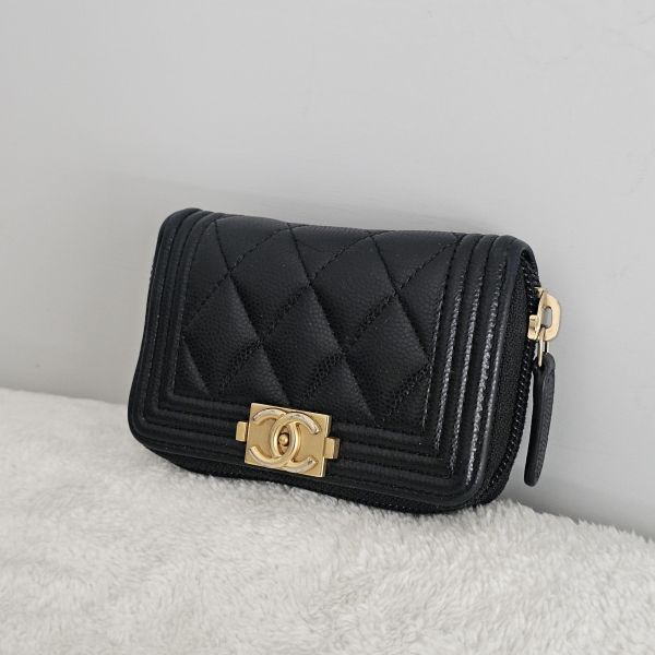 Chanel 黑金Boy零錢包 Chanel 香奈兒包包 小香Boy黑金零錢包 三折短夾 黑金雙c拉鍊卡包 長盒子黑金羊皮 化妝盒 vanity21 藍色荔枝 小香腰包 CF WOC、精品包、名牌包、精品包推薦、精品二手包、經典款