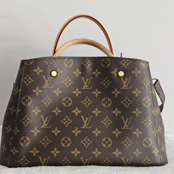 LV 蒙田手提肩背包 LV包包 蒙田手提肩背包 老花寬版斜背帶 迷你水桶nano noe Trainer牛仔藍運動鞋 ivy woc 白金wave鏈包 老花 keepall50黑武士 蒙田 montsouris bb 圓餅包 水桶包、精品包、名牌包、精品包推薦、精品二手包、經典款