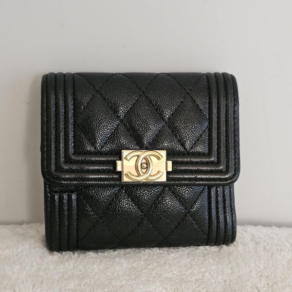 Chanel 黑金Boy三折短夾 Chanel 香奈兒包包 小香Boy黑金三折短夾 黑金雙c拉鍊卡包 長盒子黑金羊皮 化妝盒 vanity21 藍色荔枝 小香腰包 CF WOC、精品包、名牌包、精品包推薦、精品二手包、經典款