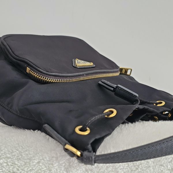 Prada 尼龍兩用水桶包 Prada 精品包租借 出租,Prada尼龍手提包 水桶包 翻蓋降落傘 Prada Hobo租借價錢與款式整理,穿著Prada的惡魔,婚禮包包租借,拍照攝影道具精品包,商務派對名牌包 哪裡租