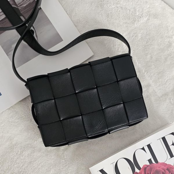 BV cassette 黑色斜背包 Bottega Veneta BV精品包租借 出租,BV編織包 BV扭結包 BV 5格五格包 租借價錢與款式整理,婚禮包包租借,拍照攝影道具精品包,商務派對名牌包 哪裡租