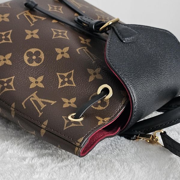 LV montsouris BB黑拼老花 後背包 LV包包 montsouris BB黑拼老花 後背包 M45149圓餅包 neonoe BB水桶包 蒙田手提肩背包 老花寬版斜背帶 迷你水桶nano noe Trainer牛仔藍運動鞋 ivy woc 白金wave鏈包 老花 keepall50黑武士 蒙田 圓餅包 水桶包、精品包、名牌包、精品包推薦、精品二手包、經典款