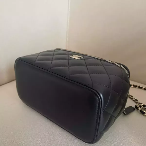 Chanel 黑色羊皮金扣 化妝盒兩用包 Chanel 香奈兒包包 長盒子黑金羊皮 化妝盒 vanity21 藍色荔枝 小香腰包 CF WOC、精品包、名牌包、精品包推薦、精品二手包、經典款