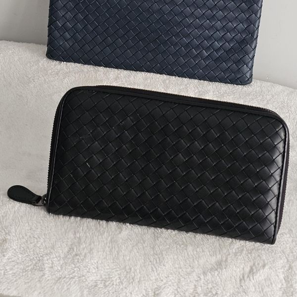 BV黑色寬版拉鍊長夾 Bottega Veneta BV包包 黑色寬版拉鍊長夾 深藍編織手拿包 編織包 編織長夾 編織短夾、精品包、名牌包、精品包推薦、精品二手包、經典款