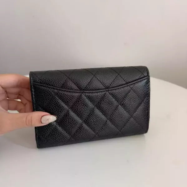 Chanel 黑金荔枝中夾 新版標籤 Chanel 香奈兒包包 小香黑金荔枝中夾 Boy黑金三折短夾 黑金雙c拉鍊卡包 長盒子黑金羊皮 化妝盒 vanity21 藍色荔枝 小香腰包 CF WOC、精品包、名牌包、精品包推薦、精品二手包、經典款