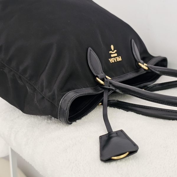Prada 黑色尼龍托特包 Prada 精品包租借 出租,Prada尼龍手提包 托特包 翻蓋降落傘 Prada Hobo租借價錢與款式整理,穿著Prada的惡魔,婚禮包包租借,拍照攝影道具精品包,商務派對名牌包 哪裡租