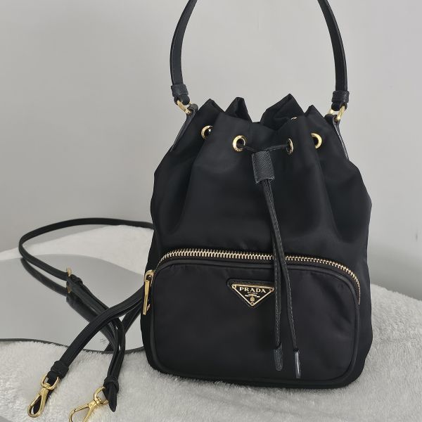 Prada 尼龍兩用水桶包 Prada 精品包租借 出租,Prada尼龍手提包 水桶包 翻蓋降落傘 Prada Hobo租借價錢與款式整理,穿著Prada的惡魔,婚禮包包租借,拍照攝影道具精品包,商務派對名牌包 哪裡租