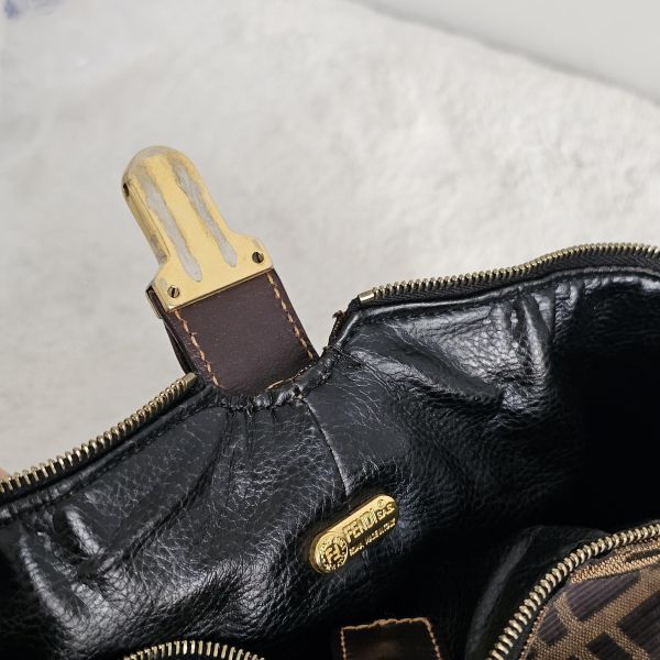 Fendi 老花飯盒包 附背帶 Fendi 芬迪精品包租借 出租,Fendi老花水桶包 Fendi飯盒 Fendi大法棍  租借價錢與款式整理,婚禮包包租借,拍照攝影道具精品包,商務派對名牌包 哪裡租