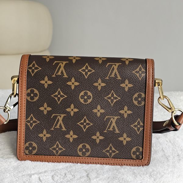 LV Mini Dauphine 達芙妮 Louis Vuitton LV 路易威登精品包租借 出租,LV老花 LV達芙妮 LV後背包 LV迷你後背 LV圓餅包 租借價錢與款式整理,婚禮包包租借,拍照攝影道具精品包,商務派對名牌包 哪裡租