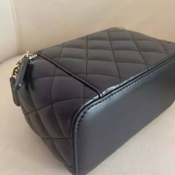 Chanel 黑色羊皮金扣 化妝盒兩用包 Chanel 香奈兒包包 長盒子黑金羊皮 化妝盒 vanity21 藍色荔枝 小香腰包 CF WOC、精品包、名牌包、精品包推薦、精品二手包、經典款