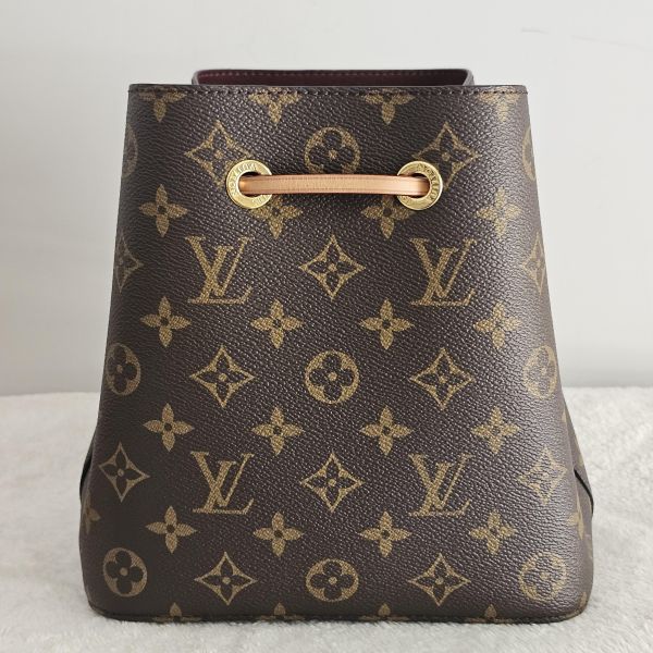 LV neonoe BB 水桶包 LV包包 neonoe BB水桶包 蒙田手提肩背包 老花寬版斜背帶 迷你水桶nano noe Trainer牛仔藍運動鞋 ivy woc 白金wave鏈包 老花 keepall50黑武士 蒙田 montsouris bb 圓餅包 水桶包、精品包、名牌包、精品包推薦、精品二手包、經典款