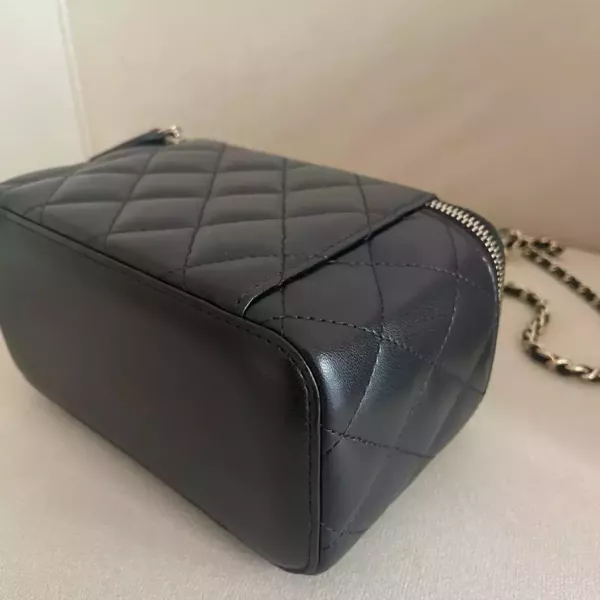 Chanel 黑色羊皮金扣 化妝盒兩用包 Chanel 香奈兒包包 長盒子黑金羊皮 化妝盒 vanity21 藍色荔枝 小香腰包 CF WOC、精品包、名牌包、精品包推薦、精品二手包、經典款