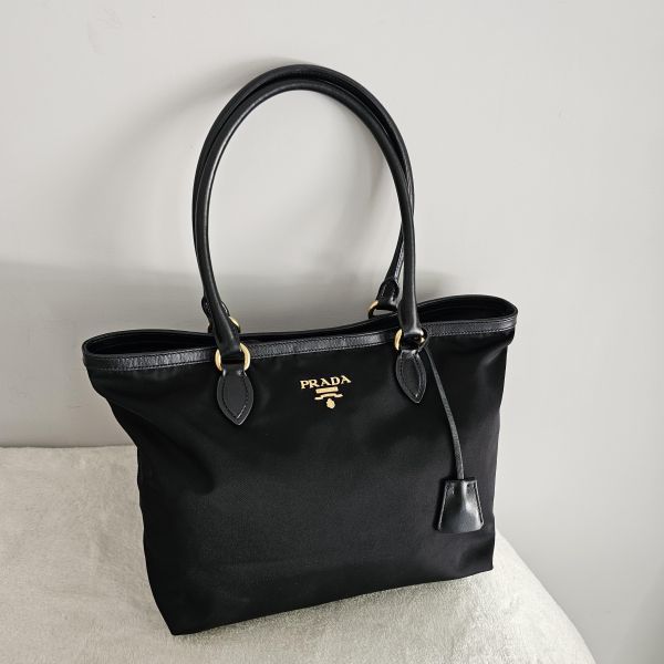 Prada 黑色尼龍托特包 Prada 精品包租借 出租,Prada尼龍手提包 托特包 翻蓋降落傘 Prada Hobo租借價錢與款式整理,穿著Prada的惡魔,婚禮包包租借,拍照攝影道具精品包,商務派對名牌包 哪裡租